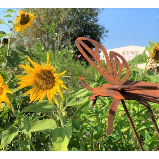 Blütezeit Hummel auf einem Stab als Dekoration für den Garten