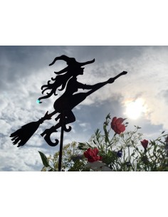Fliegende Hexe als Gartenstecker 
Höhe 18 cm
Breite 18 cm
Stablänge 30 cm 2