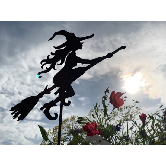 Hexen, Elfen, Drachen und Mystisches Fliegende Hexe als Gartenstecker - mini - Höhe 18 cm Die fliegende Hexe ohne Kessel fliegt 