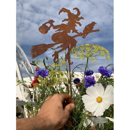 Hexen, Elfen, Drachen und Mystisches Hexe Waltraud als Gartenstecker - mini - Höhe 20 cm Fliegende Hexe auf einem Besen als Gart