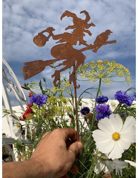 Hexen, Elfen, Drachen und Mystisches Hexe Waltraud als Gartenstecker - mini - Höhe 20 cm Fliegende Hexe auf einem Besen als Gart