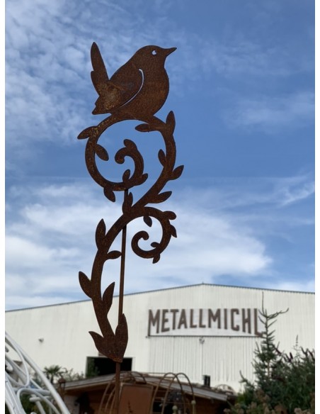 Tiere - Edelrost Tierfiguren Vögelchen auf Ranke zum Stecken - klein 33 cm hoch Kleiner Vogel sitzt auf einer Ranke zum Stecken.