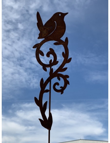 Tiere - Edelrost Tierfiguren Vögelchen auf Ranke zum Stecken - klein 33 cm hoch Kleiner Vogel sitzt auf einer Ranke zum Stecken.