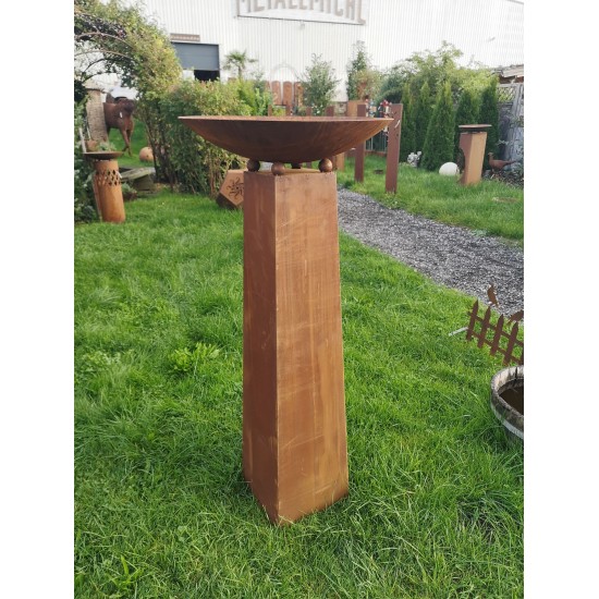 trapezförmige Säulen schlichtes Konusgefäß 120 cm mit 4 Stand-Kugeln á Ø 4 cm H 120cm,
mit 4x Stahlkugeln Ø40mm.
Lieferung ohn