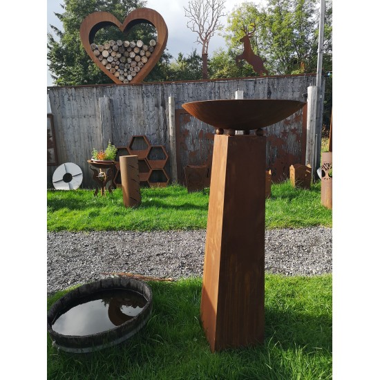 trapezförmige Säulen schlichtes Konusgefäß 120 cm mit 4 Stand-Kugeln á Ø 4 cm H 120cm,
mit 4x Stahlkugeln Ø40mm.
Lieferung ohn