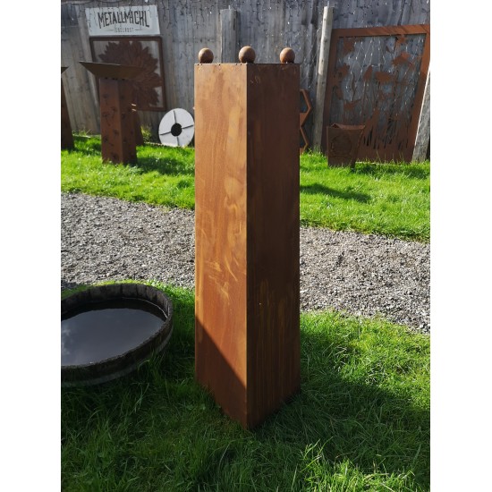 trapezförmige Säulen schlichtes Konusgefäß 120 cm mit 4 Stand-Kugeln á Ø 4 cm H 120cm,
mit 4x Stahlkugeln Ø40mm.
Lieferung ohn