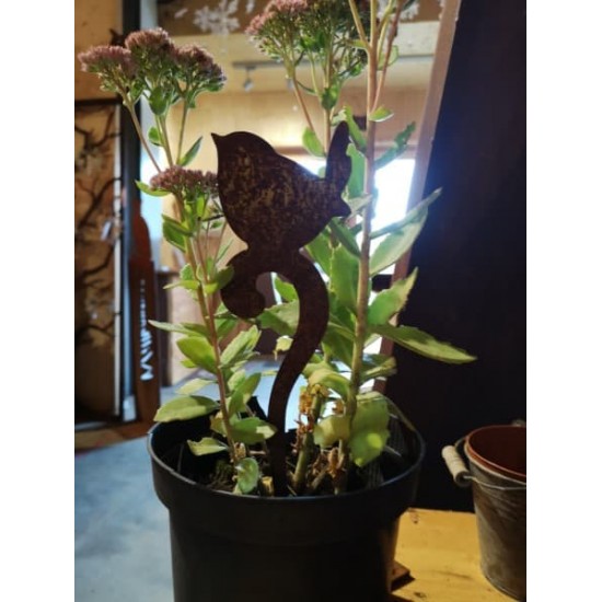 Vogel Deko kleiner Deko Vogel auf Curl sitzend 30 cm hoch 
Gartenstecker mit Vögelchen auf einem geschwungen Ornament Curl
30