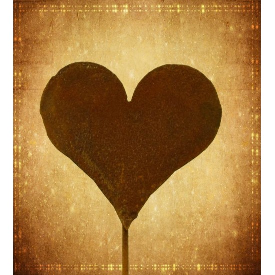 Metallherz auf Goldhintergrund