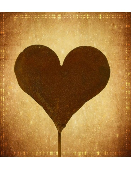 Metallherz auf Goldhintergrund