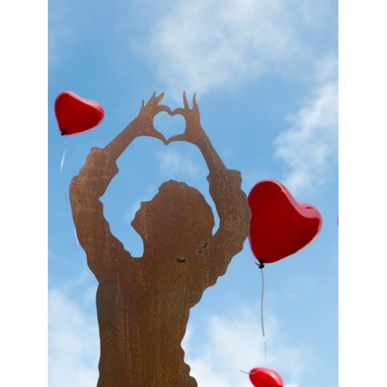 Lebensgroße Figur Frau - Dani - Hände bilden ein Herz - 198 cm hoch