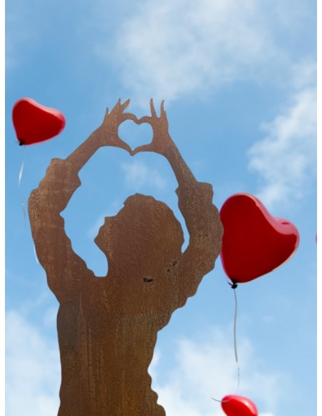 Lebensgroße Figur Frau - Dani - Hände bilden ein Herz - 198 cm hoch