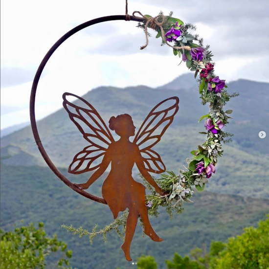 Feengarten märchenhafte Gartendeko Sitzende Deko Fee im Ring zum dekorieren - Ø 50 cm - groß Sitzende Deko Fee im Ring zum dekor