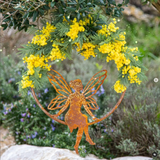 Feengarten märchenhafte Gartendeko Sitzende Deko Fee im Ring zum dekorieren - Ø 50 cm - groß Sitzende Deko Fee im Ring zum dekor
