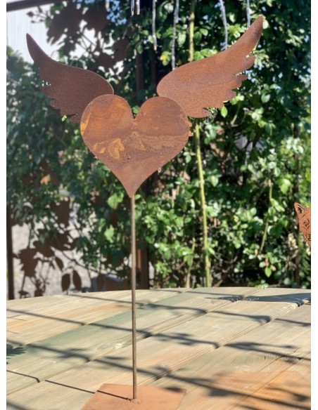 Start Herz mit Flügeln auf Standplatte als Gartendeko Rost 
Herz Breite 23 cm, Höhe 15 cm


auf einer stabilen Standplatte
