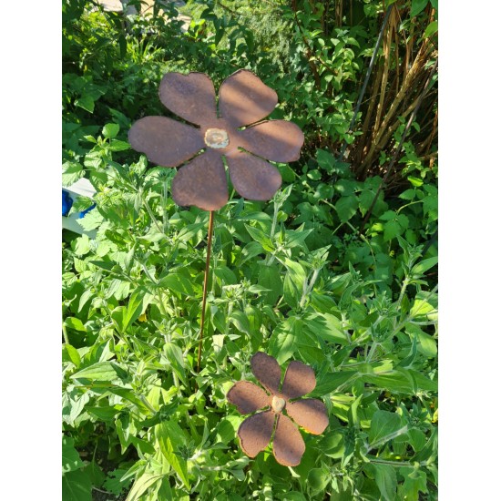 Blumen und Bäume Blütentraum mit Goldpunkt als Gartenstecker - 100 cm hoch Gartenstecker Blüte mit einem Goldpunkt mittig.

Hö