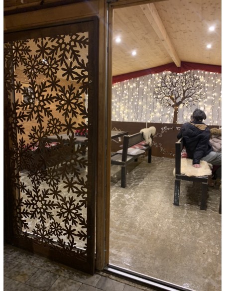 Winterdeko Sichtschutzwand - Schneeflocken Paravent - Höhe 200 cm Sichtschutz mit Schneeflockenkristallen als Motiv. Weihnachtli Winterdeko Sichtschutzwand - Schneeflocken Paravent - Höhe 200 cm Sichtschutz mit Schneeflockenkristallen als Motiv. Weihnachtli
