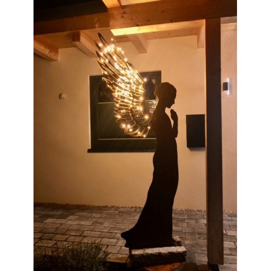 Weihnachtsdeko XL Engelfigur Santine betender Engel - Höhe 170 cm 
Dieser große Engel aus Metall ist mit einer unserer imposant