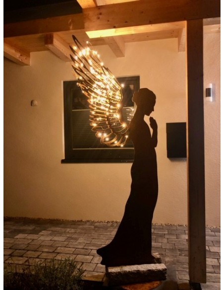 Weihnachtsdeko XL Engelfigur Santine betender Engel - Höhe 170 cm 
Dieser große Engel aus Metall ist mit einer unserer imposant