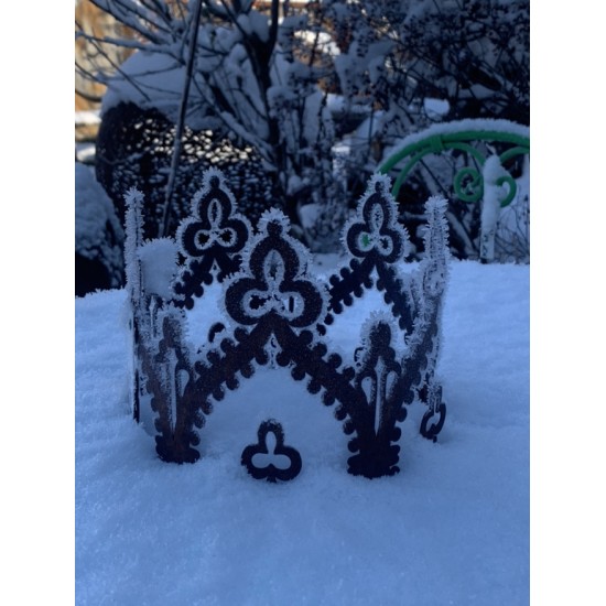 Deko Kronen aus Metall Crown - Krone mit Boden zum Stellen und Aufhängen Ø 17cm 
aufwändig geschnittene Krone mit Boden
Ø 17 c