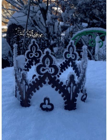 Deko Kronen aus Metall Crown - Krone mit Boden zum Stellen und Aufhängen Ø 17cm 
aufwändig geschnittene Krone mit Boden
Ø 17 c