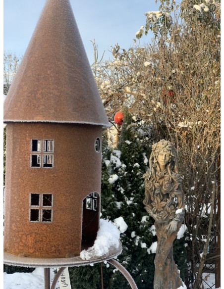 Vogelhäuser Edelrost Vogelhaus mit 3 gebogenen Stäben als Laternen und Meisenknödelhalter 
Dieses Edelrost-Vogelfutterhaus dien