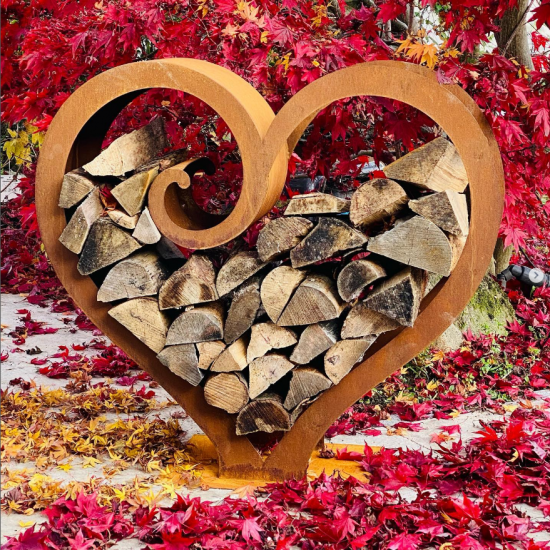 Herzige Dinge - Edelrost Dekoherzen großes Herz Curl Kaminholzregal - XL Holzregal in Herzform 119 cm breit In dieses rostige Ho