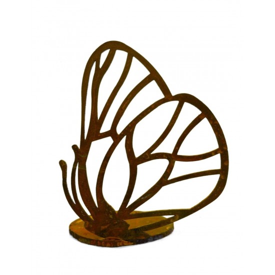 einzelner Schmetterling vorne an Platte...