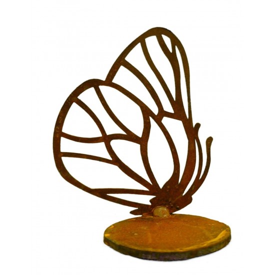 einzelner Schmetterling vorne an Platte...