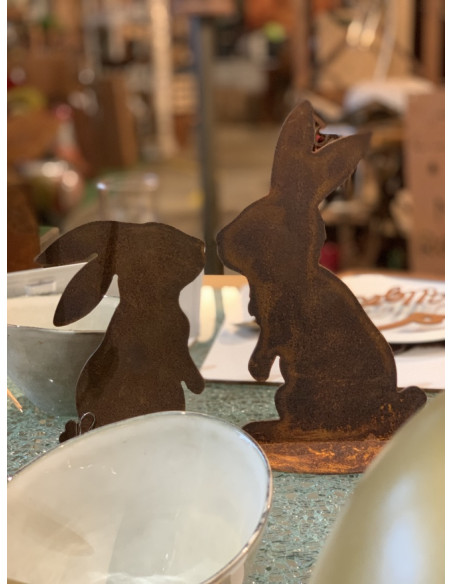 Hasen küssender Hase mit hängenden Ohren 
Höhe 17 cm
auf Bodenplatte
