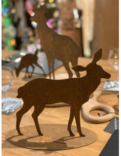 Weihnachtsdeko Reh mit geneigtem Kopf auf Platte, Höhe 26, Breite 27 cm, klein Dieses  kleine Reh ist auf einer Standplatte zum