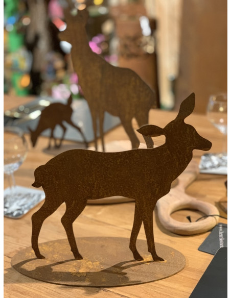 Weihnachtsdeko Reh mit geneigtem Kopf auf Platte, Höhe 26, Breite 27 cm, klein Dieses  kleine Reh ist auf einer Standplatte zum 
