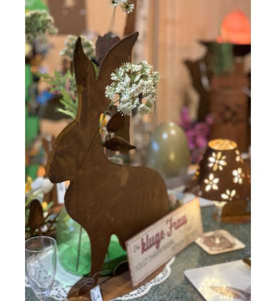 Hasen eleganter Osterhase  - Groß - auf Platte - Höhe 40 cm Edelrost Hase, sitzend, auf Platte. Bringt Ostern in Ihr Heim.

Hö