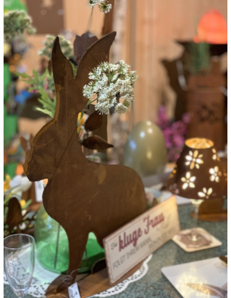 Hasen eleganter Osterhase  - Groß - auf Platte - Höhe 40 cm Edelrost Hase, sitzend, auf Platte. Bringt Ostern in Ihr Heim.

Hö