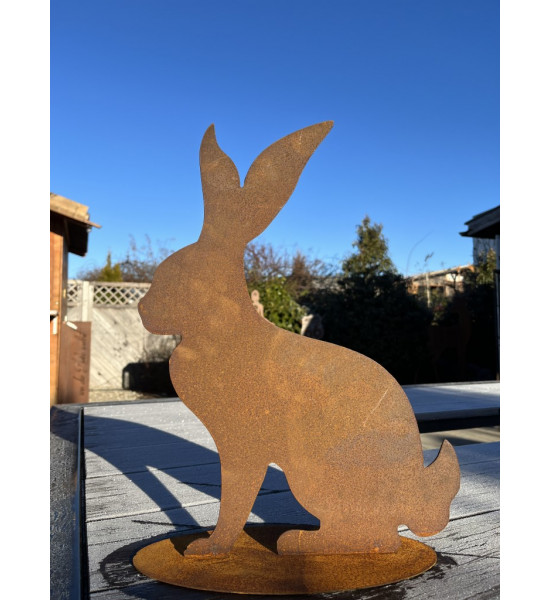 Hasen eleganter Deko Hase sitzend - auf Platte - Höhe 50 cm 
Dieser stolze Hase ist eine Zierde im Garten
Höhe 50 cm
