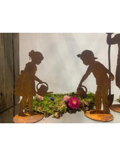 Gartendeko Rost Gießendes Mädchen Lisa auf Platte - Höhe 13 cm 
Höhe 13 cm
 2