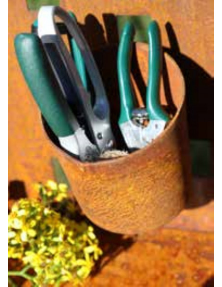 Gartendeko Rost Metall Pflanztisch mit Rückwand - Regalbrett - 2 Ablagen - Arbeitsbreite 95 cm Massiver Pflanztisch mit Stahlrah