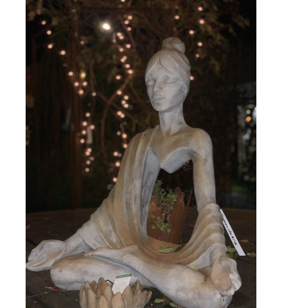 Stein mit Rostoptik / Steinguss Steinfigur Yoga Figur mit  Sahasrara Kronenchakra - Höhe 61 cm 
Höhe 61 cm
Breite 50 cm
Tiefe