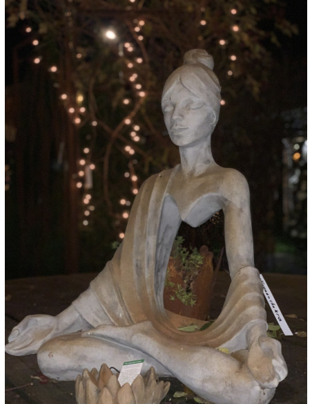 Stein mit Rostoptik / Steinguss Steinfigur Yoga Figur mit  Sahasrara Kronenchakra - Höhe 61 cm 
Höhe 61 cm
Breite 50 cm
Tiefe