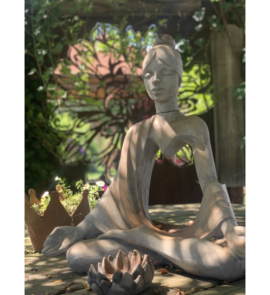 Stein mit Rostoptik / Steinguss Steinfigur Yoga Figur mit  Sahasrara Kronenchakra - Höhe 61 cm 
Höhe 61 cm
Breite 50 cm
Tiefe