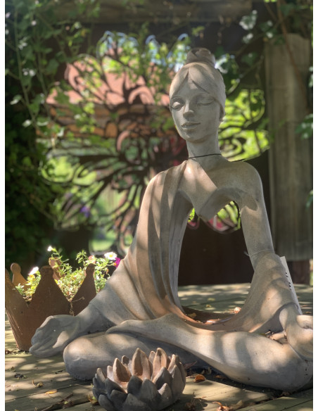 Stein mit Rostoptik / Steinguss Steinfigur Yoga Figur mit  Sahasrara Kronenchakra - Höhe 61 cm 
Höhe 61 cm
Breite 50 cm
Tiefe