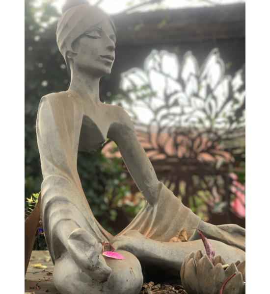 Stein mit Rostoptik / Steinguss Steinfigur Yoga Figur mit  Sahasrara Kronenchakra - Höhe 61 cm 
Höhe 61 cm
Breite 50 cm
Tiefe