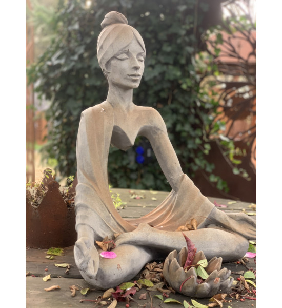 Stein mit Rostoptik / Steinguss Steinfigur Yoga Figur mit  Sahasrara Kronenchakra - Höhe 61 cm 
Höhe 61 cm
Breite 50 cm
Tiefe