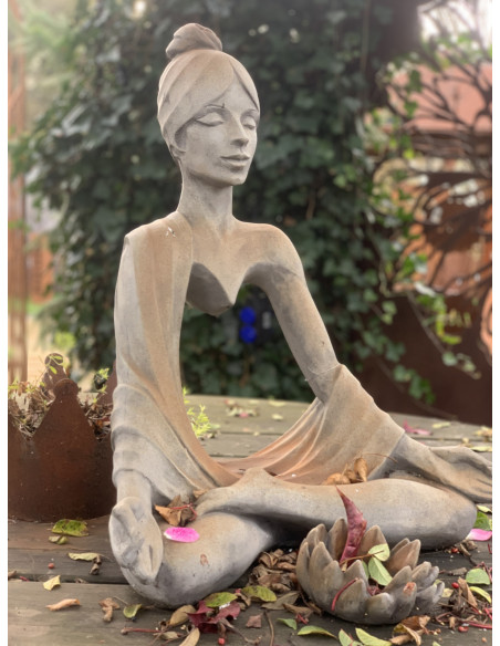 Stein mit Rostoptik / Steinguss Steinfigur Yoga Figur mit  Sahasrara Kronenchakra - Höhe 61 cm 
Höhe 61 cm
Breite 50 cm
Tiefe