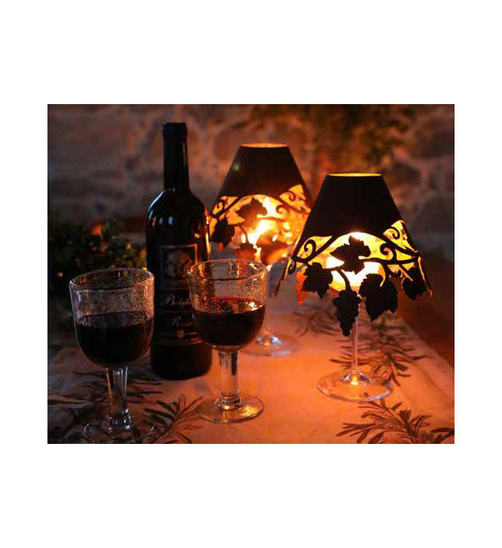 Weinglas Lampenschirm Weinglas Lampenschirm mit Weinlaubdekor unten kreatives Upcycling alter Weingläser mit diesem blumigen Wei