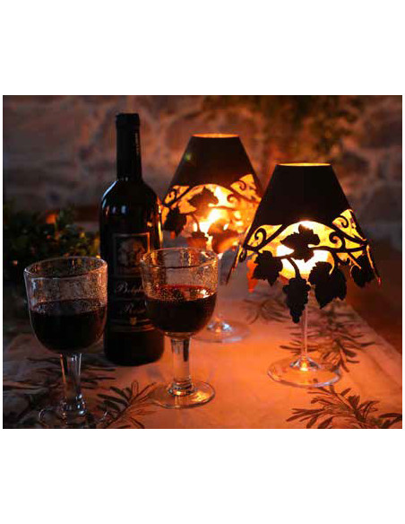 Weinglas Lampenschirm Weinglas Lampenschirm mit Weinlaubdekor unten kreatives Upcycling alter Weingläser mit diesem blumigen Wei