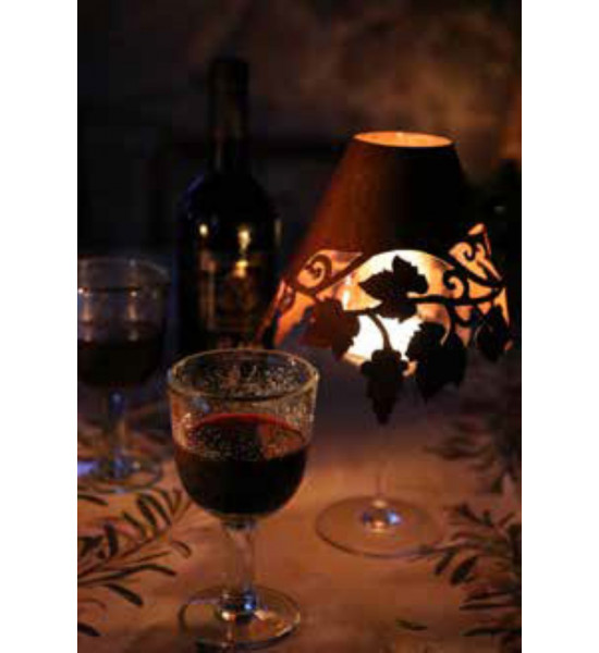 Weinglas Lampenschirm Weinglas Lampenschirm mit Weinlaubdekor unten kreatives Upcycling alter Weingläser mit diesem blumigen Wei