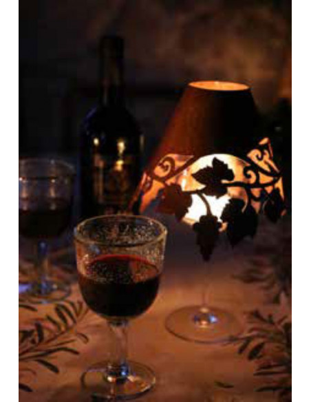 Weinglas Lampenschirm Weinglas Lampenschirm mit Weinlaubdekor unten kreatives Upcycling alter Weingläser mit diesem blumigen Wei