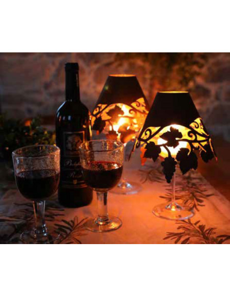 Weinglas Lampenschirm Weinglas Lampenschirm mit Weinlaubdekor unten kreatives Upcycling alter Weingläser mit diesem blumigen Wei