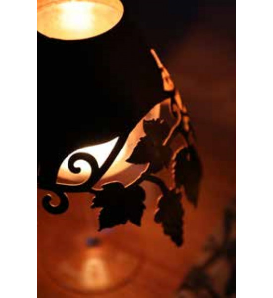 Weinglas Lampenschirm Weinglas Lampenschirm mit Weinlaubdekor unten kreatives Upcycling alter Weingläser mit diesem blumigen Wei