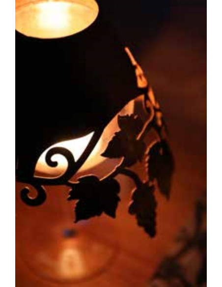 Weinglas Lampenschirm Weinglas Lampenschirm mit Weinlaubdekor unten kreatives Upcycling alter Weingläser mit diesem blumigen Wei